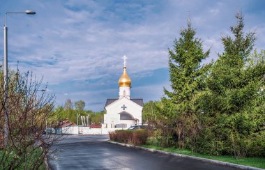 Moskova. 5 Mayıs 2018. Bir tapınak Tanrı'nın annesi Meshchersky Caddesi ile Voskresenskaya Street kesiştiği Kazan simgesini onuruna.
