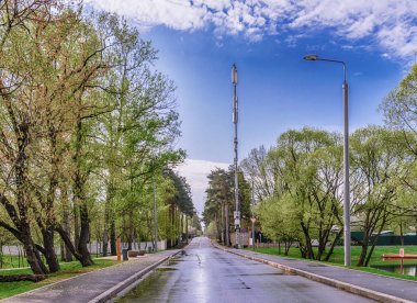 Moskova. 5 Mayıs 2018. Meshchersky Bulvarı yağmur sonra. Mobil iletişim Kulesi ve elektrik direği kutup