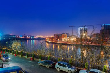 Moskova. 17 Kasım 2019. Gece şehri. Leninskaya Sloboda Caddesi, Moskova Nehri, Simonovskaya ve Danilovskaya setleri