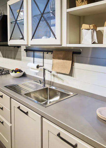 Fragmento de cocina moderna con fachadas de madera y doble lavabo de metal — Foto de Stock