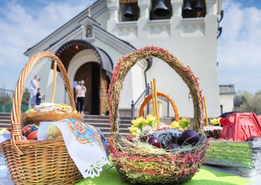Renkli yumurta, Paskalya pastası ve paskalya pastası. Hasır sepetlerdeki Paskalya hediyeleri kilisenin girişindeki masanın üstünde.. 