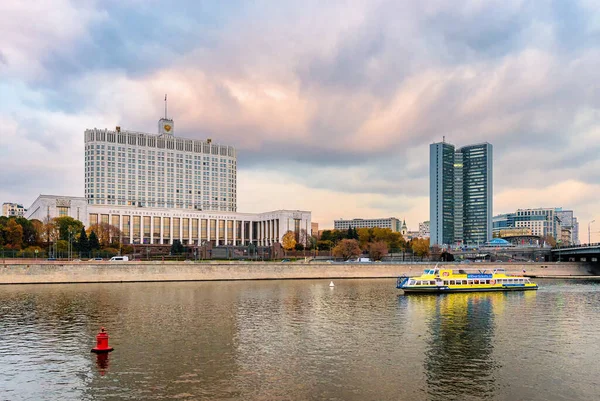 Moscú Octubre 2018 Caminar Barco Moscú Casa Del Gobierno Federación Fotos De Stock Sin Royalties Gratis