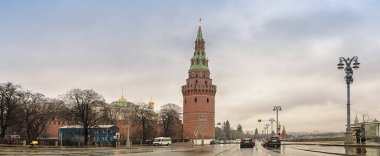 Moscow, March 10, 2020. The Vodovzvodnaya tower and the movement of cars along the Kremlin embankment on a rainy day clipart