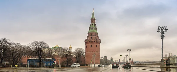 Moscow March 2020 Vodovzvodnaya Tower Movement Cars Kremlin Embankment Rainy Stock Picture