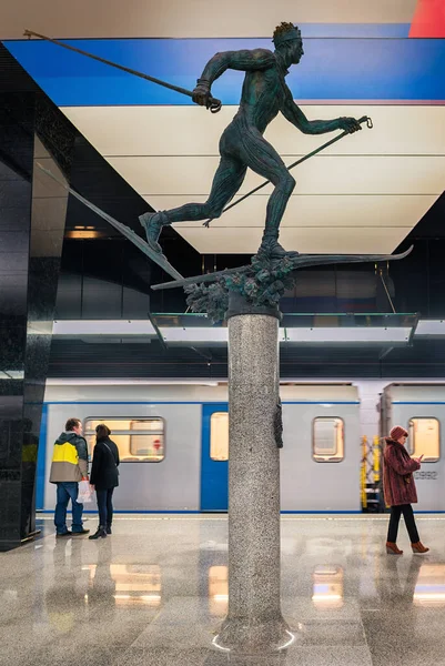 Moscú Marzo 2018 Personas Estación Metro Cska Escultura Bronce Esquiador —  Fotos de Stock