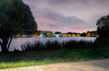 Moskova. 6 Ekim 2019. Sonbaharda güzel Meshchersky parkı. Göl ve kilise manzaralı gece manzarası.