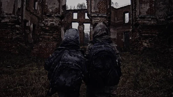 Triste Sucio Sin Hogar Hermanos Caminando Abandonado Edificio —  Fotos de Stock