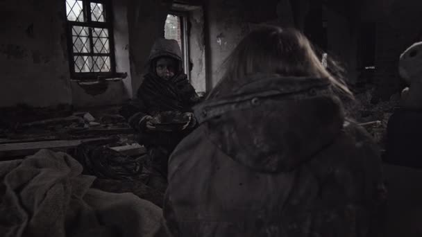 Orfani Fără Adăpost Într Clădire Abandonată — Videoclip de stoc