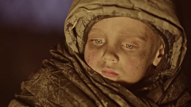 Portret Małego Brudnego Bezdomnego Chłopca Przy Ognisku — Wideo stockowe