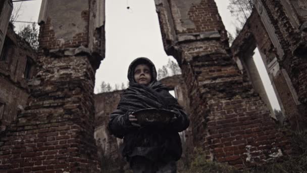 Πορτρέτο Του Μικρού Βρώμικο Άστεγο Αγόρι Μπολ Μέσα Εγκαταλελειμμένο Κτίριο — Αρχείο Βίντεο
