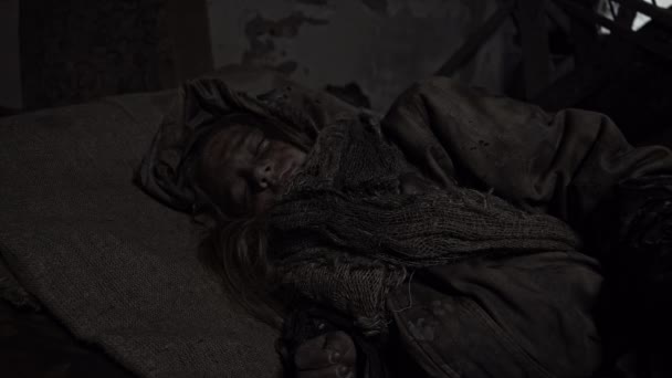 睡在废弃建筑里的肮脏无家可归的孤儿的画像 — 图库视频影像