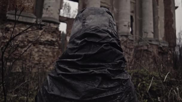 Portrét Malého Špinavého Bezdomovce Mísou Uvnitř Opuštěné Budovy — Stock video