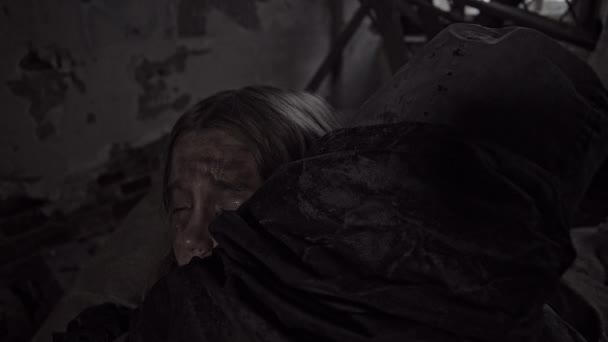 在废弃建筑里拥抱的无家可归的小孤儿 — 图库视频影像