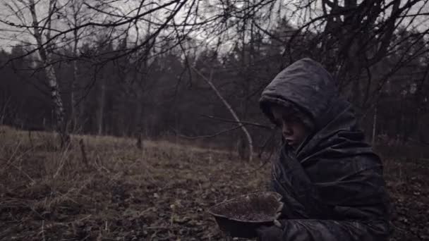 Портрет Маленького Брудного Бездомного Хлопчика Мискою Води — стокове відео