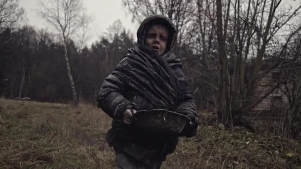 Портрет Маленького Грязного Бездомного Мальчика Чашей Воды — стоковое видео