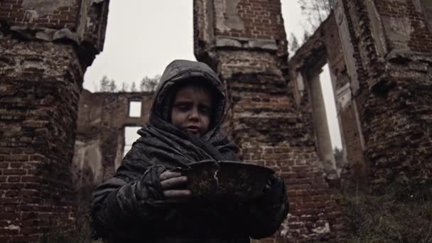 Portrét Malého Špinavého Bezdomovce Mísou Uvnitř Opuštěné Budovy — Stock video