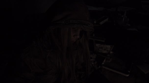 Портрет Грязной Бездомной Сироты Сидящей Заброшенном Здании — стоковое видео