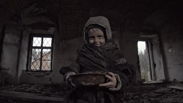 Kis Piszkos Hajléktalan Fiú Egy Elhagyatott Épületben — Stock videók