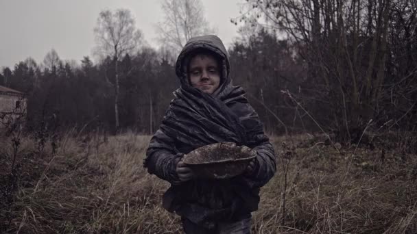 带着一碗水的肮脏的无家可归的小男孩的肖像 — 图库视频影像