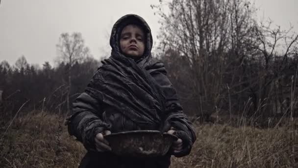 Портрет Маленького Грязного Бездомного Мальчика Чашей Воды — стоковое видео