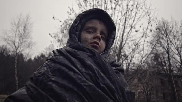 Portrét Malého Špinavého Bezdomovce Miskou Vody — Stock video