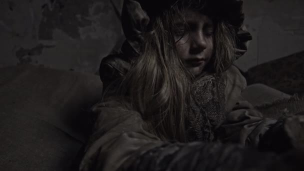 捨てられた建物で泣いている汚れたホームレスの孤児の少女の肖像画 — ストック動画