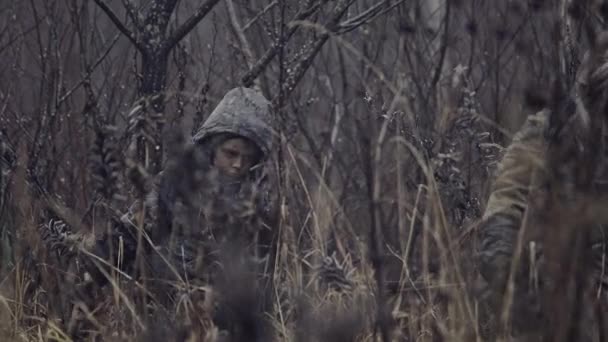 Kleine Obdachlose Kinder Die Der Natur Trauer Wandeln — Stockvideo