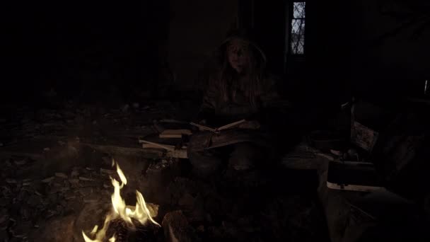 Little Dirty Homeless Girl Reading Book Bonfire Ruins — ストック動画