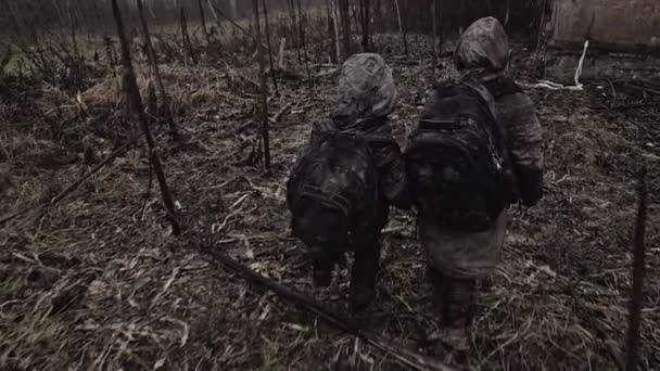 Órfãos Sem Teto Caminhando Lado Ruínas Abandonadas — Vídeo de Stock