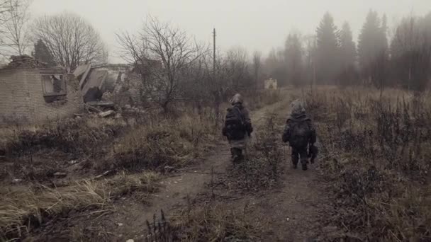 Pequeños Huérfanos Sin Hogar Caminando Junto Ruinas Abandonadas — Vídeo de stock