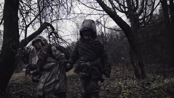 Kleine Obdachlose Kinder Die Der Natur Trauer Wandeln — Stockvideo