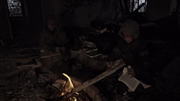 Petits Orphelins Sans Abri Assis Côté Feu Joie Dans Bâtiment — Video