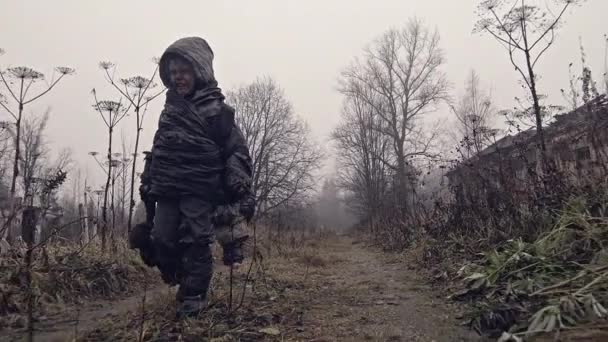 Kleine Dakloze Kinderen Wandelen Verdriet Natuur — Stockvideo