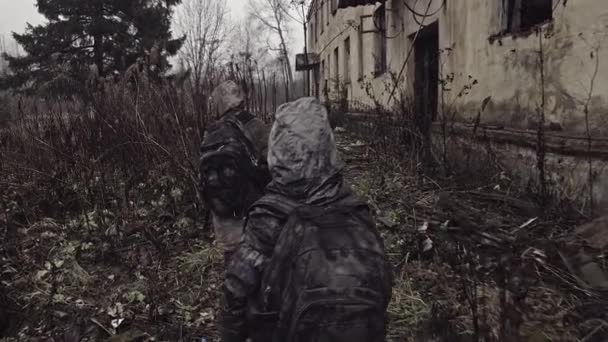 Pequeños Huérfanos Sin Hogar Caminando Junto Ruinas Abandonadas — Vídeos de Stock
