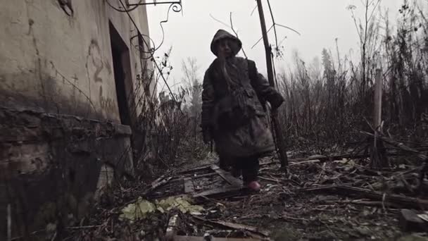 在被遗弃的废墟旁行走的无家可归的孤儿 — 图库视频影像