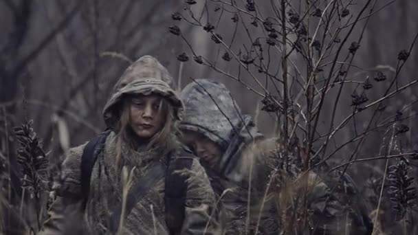 Bambini Senzatetto Che Camminano Nella Natura Del Dolore — Video Stock