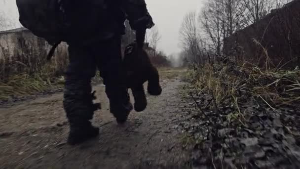 Imagen Recortada Niños Sin Hogar Caminando Naturaleza Del Dolor — Vídeo de stock