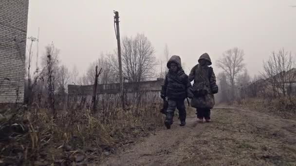 Kleine Dakloze Kinderen Wandelen Verdriet Natuur — Stockvideo