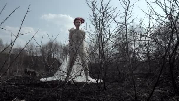 Beyaz Elbiseli Perinin Karamsar Doğada Poz Verişi — Stok video