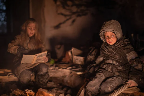 Niños Sin Hogar Sentados Cerca Una Fogata — Foto de Stock