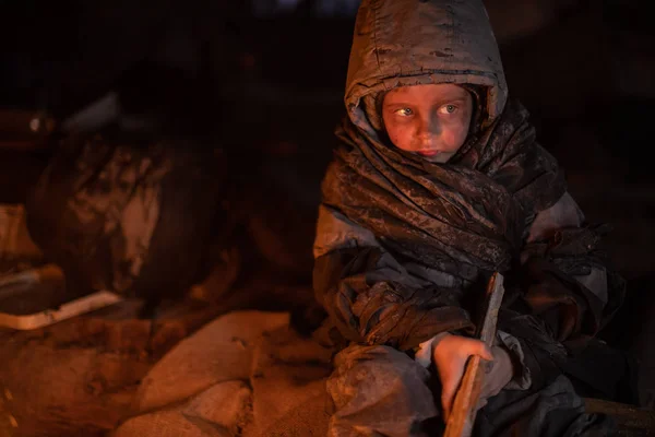 Deprimido Niño Sin Hogar Sentado Cerca Del Fuego Campamento — Foto de Stock