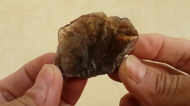 Axinite Kristal numunesi, pleokroik renk efekti, el bilgisayarı, lokalite, Pakistan.