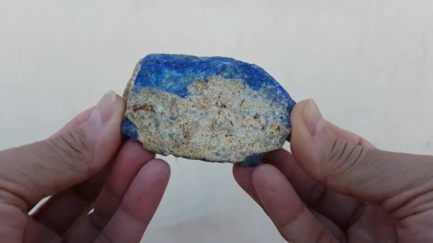 Lapis Lazuli Natuurlijke Blauwe Kleur Rauw Exemplaar Met Pyriet Inclusie — Stockvideo