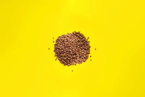 Handful Products Yellow Background Buckwheat Proper Nutrition Sports Diet — Stock Photo, Image