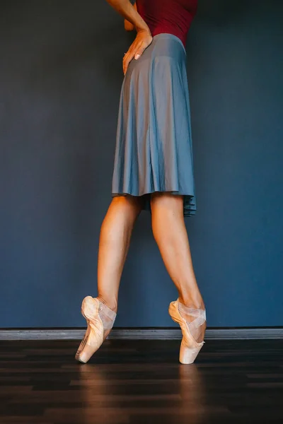 Benen van ballerina 's in puntschoenen, op donkere achtergrond, close-up — Stockfoto