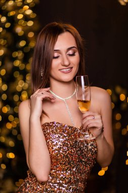 Cep telefonu tutan bir kadın.