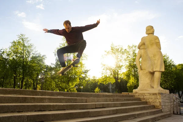 Skateboardåkare hoppar från trappan. Skateboard trick ollie. — Stockfoto