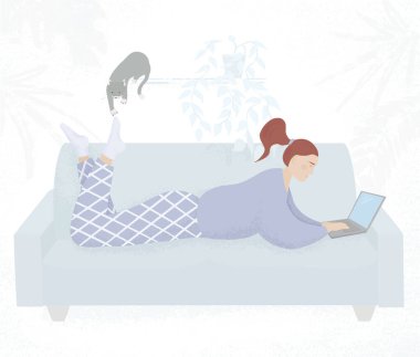 Genç kız elinde dizüstü bilgisayarla kanepede yatıyor. Evden çalışırım, online alışveriş yaparım. Vektör illüstrasyonu.
