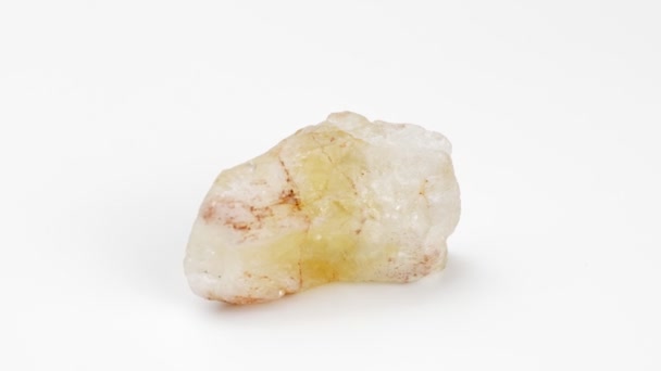 Citrino Sobre Fundo Branco Mineral Rotação Pedra Decorativa Ornamental Nugget — Vídeo de Stock