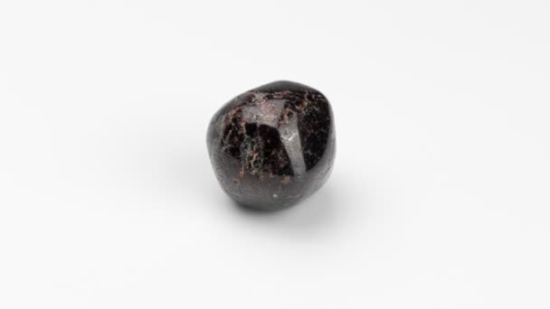 Mineralischer Granatapfel Auf Weißem Hintergrund Rotation Zierstein Nahsicht Schmuckherstellung Gemmologie — Stockvideo